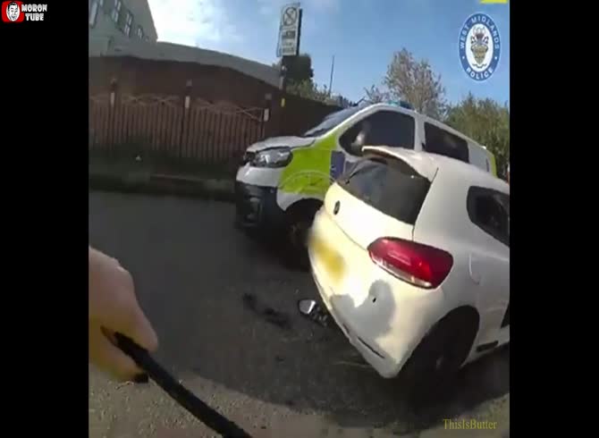 Video :He smashes police cars in an attempt to get away
